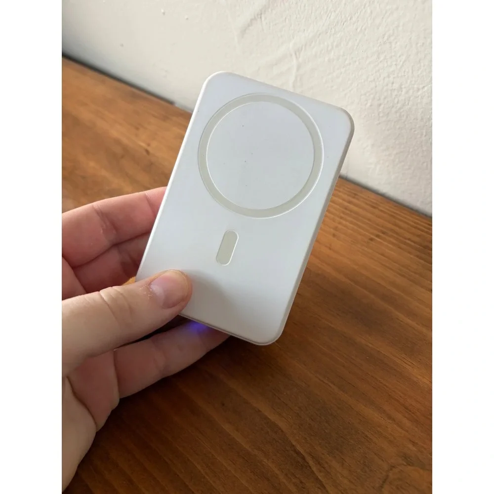MagSafe Wireless Power Bank 10000mAh Portable Charger with Kickstand W014 White
